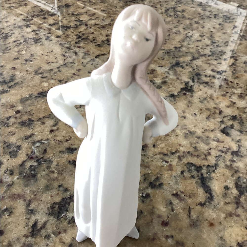 Lladro "Girl Stretching" 4872 Vintage Collectible (1974-1999)
Retired bisque